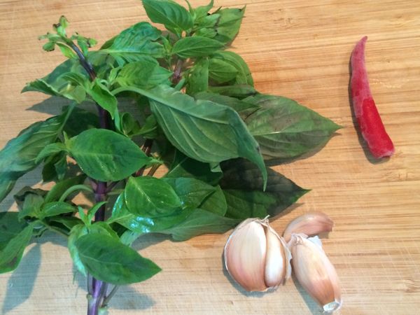 備妥九層塔丶紅辣椒和蒜頭