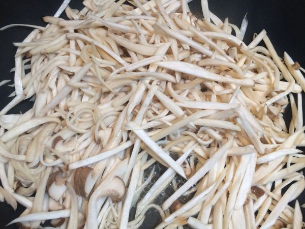 鍋內不放油, 將杏鮑菇放入鍋乾煎3-5分鐘