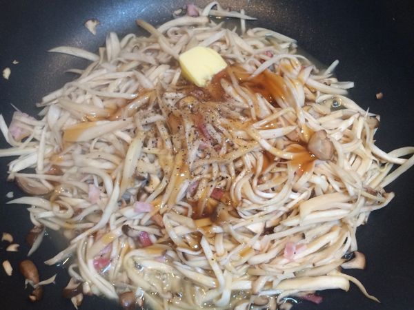 加入蠔油, 味醂炒一炒, 再下黑胡椒, 奶油和辣椒末