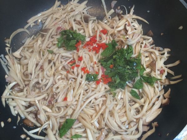 起鍋前加入九層塔和紅辣椒末拌炒一下, 即可起鍋