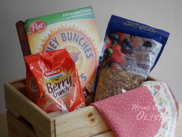 最近比較愛吃莓果類的早餐麥片，所以選這三款來家裡輪值（笑）超推薦讓我們母子倆瘋狂熱愛的[美國Post] 草莓蜂蜜穀物燕麥片（紙盒包裝）除了草莓果乾讓少女心大發，蜂蜜甜甜的幸福感，也超棒的ε٩(๑> ₃ <)۶з