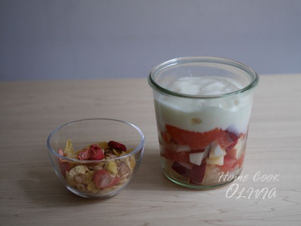 加上自製優格，三歲兒子很愛吃優格，市售優格很多有添加砂糖或洋菜粉，自己做才真正無添加最安心，用[克菲爾] ROYAL KEFIR PRO 優格菌種天然優格DIY～日本原裝進口，便利的小包裝好，每次製作500ml優格剛剛好！免優格機或電鍋保溫，只要放置室溫就能完成，讓小孩參與製作也很有成就感。