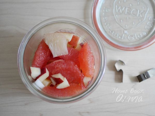 水果的組合依個人喜好選擇，我這次用了葡萄柚、文旦、甜桃和蘋果，
比較軟的柑橘類保留大塊口感，脆硬口感的甜桃和蘋果則是切小丁，
蘋果要泡過檸檬水或鹽水防止氧化變黃。