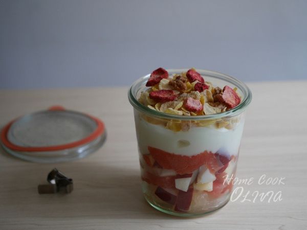 如果要外出野餐，麥片可以等開動前再加，這樣才會香脆脆的唷♪ 每個女孩各自手持一罐水果沙拉，還能自拍超可愛，吃了又變漂亮好開心(๑ơ ₃ ơ)♥