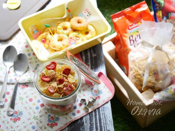 莓果早餐麥片先在家裡用剪刀開封，綁上緞帶，裝到木箱裡超夢幻的⋈ 天氣好的日子就是要野餐喔 : ♡♪ ♬ .(*♡´◡` 人´◡` ♡*)ﾟ♡ °・謝謝「早餐吃麥片」邀約分享各種美好的野餐食材和小物喔！