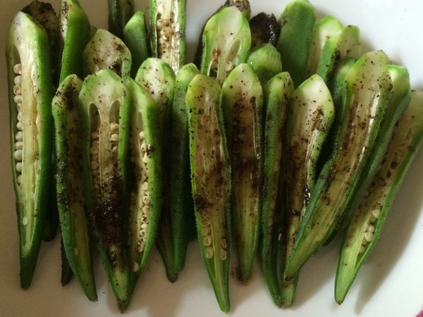 將秋葵用鹽巴去外面的毛、去完後再把頭削1圈
頭也很好吃、用清水燙1下秋葵約2分撈起（可以冰鎮一下）秋葵切對半 下平底鍋乾煎約3分在撒椒鹽即可