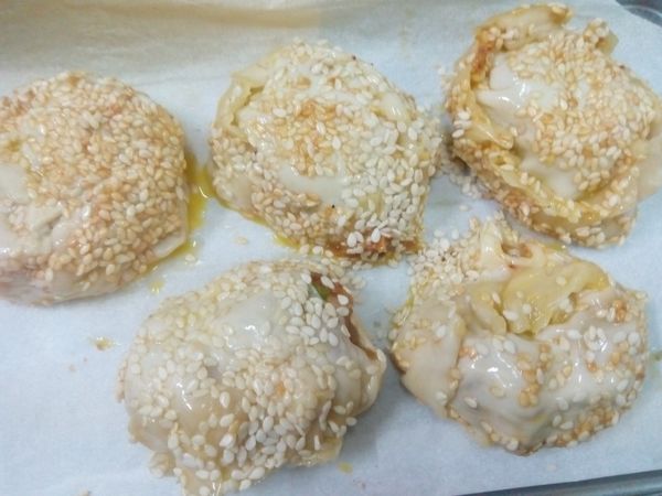 說明食材如上。2片水餃皮中間包泡菜肉，合起來滾邊摺。