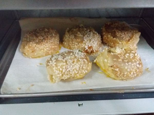 擦上蛋黃，白芝麻。入烤箱210度烤5分鐘。共2盤10分鐘。