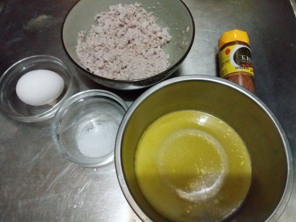 說明食材如上。把芋頭蒸熟後壓碎。