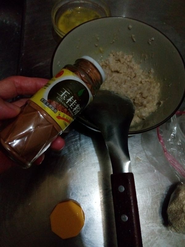 芋頭+無鹽奶油+白糖+1粒蛋黃，所有食材攪拌均勻，再加入(飛馬牌)玉桂粉1茶匙，攪拌。