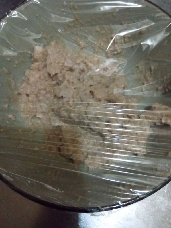 蓋上保鮮膜入冰箱冰30分鐘後取出。