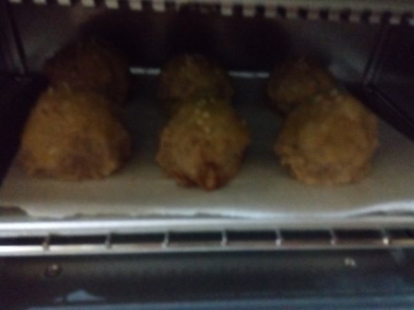 烤箱210度預熱2分鐘後，放入芋頭，烤約8分鐘，跳起取出。吹涼變硬。