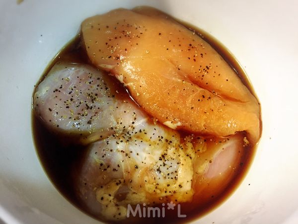 將雞胸肉加入「醃料*」並加適量的水蓋過肉片冰至冰箱1～2小時鎖住水份。
