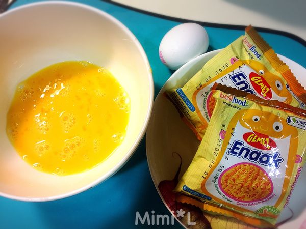 雞肉沾裹麵粉，再沾蛋汁，最後灑上壓碎的脆麵