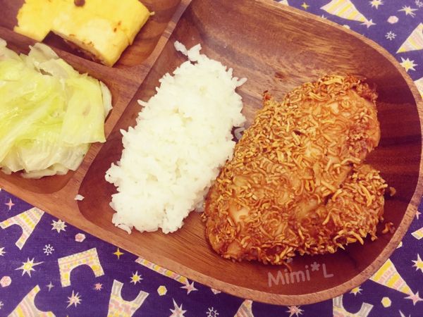 因為脆麵已有調味，最後可視個人口味淋上檸檬汁或泰式醬、蕃茄醬等提味：）