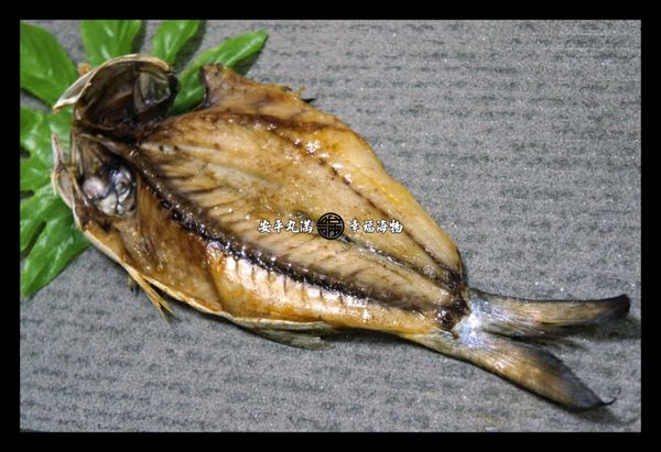 將家庭烤箱預熱五分鐘(若是五級火力，以第三級中等火力預熱)。魚肉面朝上，放進烤箱烤10分鐘。(若是五級火力，以第四級火力即可)。