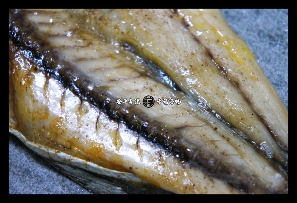 由於事先曝曬過，切勿過度烘烤，肉質會過度脫水，口感會變差。完成後，準備檸檬切片及些許胡椒鹽，即可裝盤呈現。