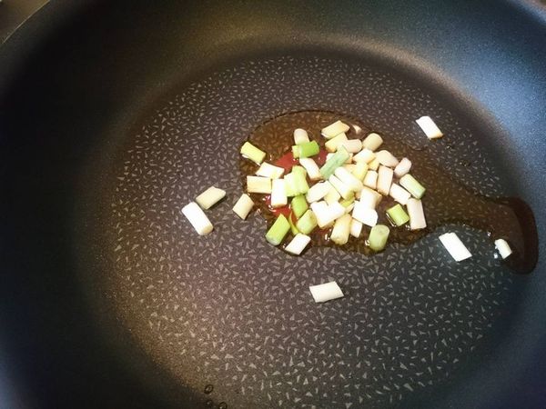 濾出肉醬的油爆香蔥白.