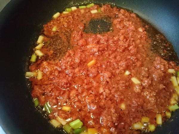 蔥白爆香後加入肉醬炒香