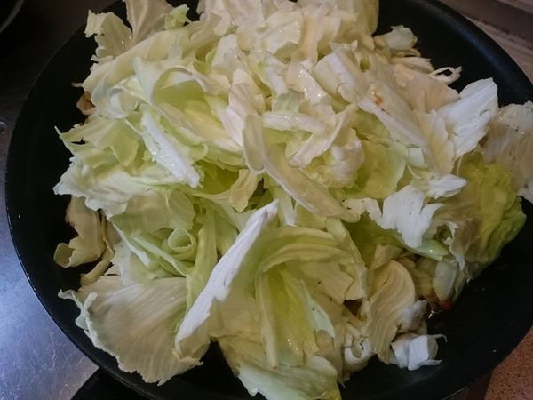 放入高麗菜稍微炒軟
