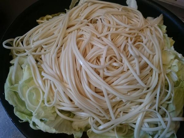 放入煮好的乾麵條一起拌炒均勻...此時太乾可以加點水或調味料調整一下,最後灑上蔥末.
煮麵條的時間要縮短2分鐘炒完才不至於太爛..