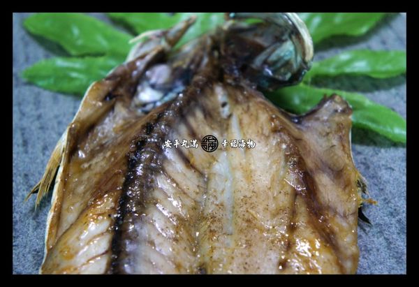 無論是一夜干作法，或是這種半日干，肉質仍會保留適度的水分，搭配上午仔魚本身的油脂，適量的海鹽帶出肉質甜味，香料可以增添口感風味，真的是三五好友或家庭居餐的簡單料理。