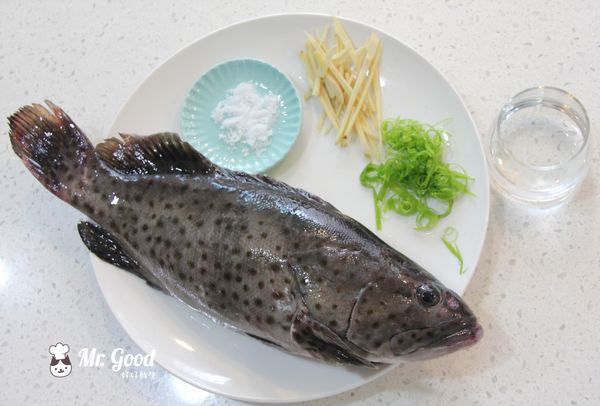 先備齊石斑、鹽、薑絲、蔥段等材料