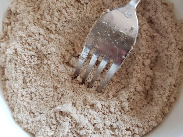 將鬆餅粉及、筋麵粉、即溶鐵觀音拿鐵混和過篩後，與切丁的冰奶油搓揉至看不見奶油塊的粉粒狀。