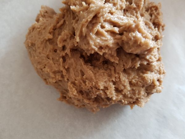 將雞蛋與牛奶混和後分次加入步驟1揉成團。均勻攪拌即可，過度搓揉容易出筋。