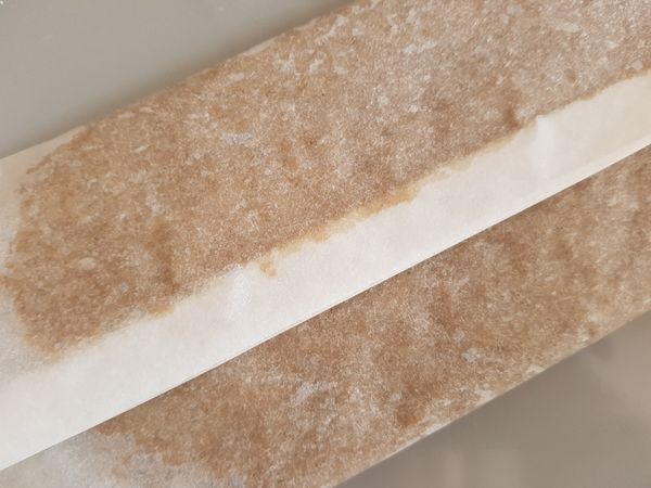 因此配方屬溼麵糰，可以冰淇淋挖勺將麵糰等放置於烤盤，或將麵團包覆好置於冰箱冷藏30分鐘，使麵團變硬後進行分割。