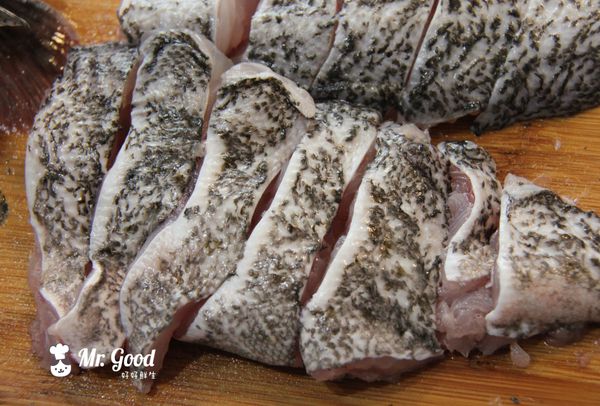 將魚洗淨並且切塊