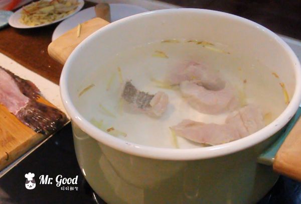 水滾後，先放入石斑魚塊煮5分鐘