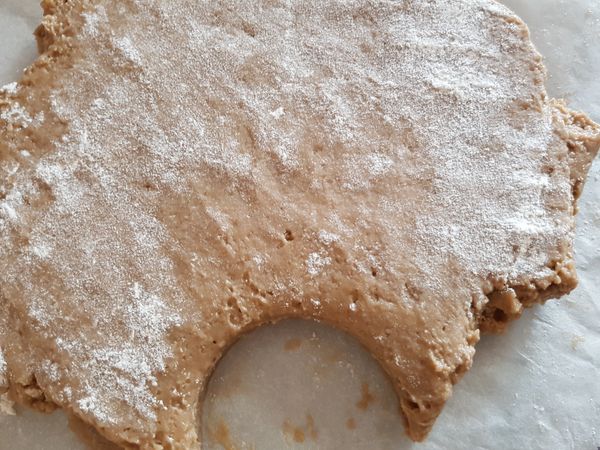 若置於冰箱冷藏後進行分割，可將麵團壓成約1.5~2公分厚進行分割。若麵團太師年也可以撒上些許麵粉(輔助食材)方便作業。