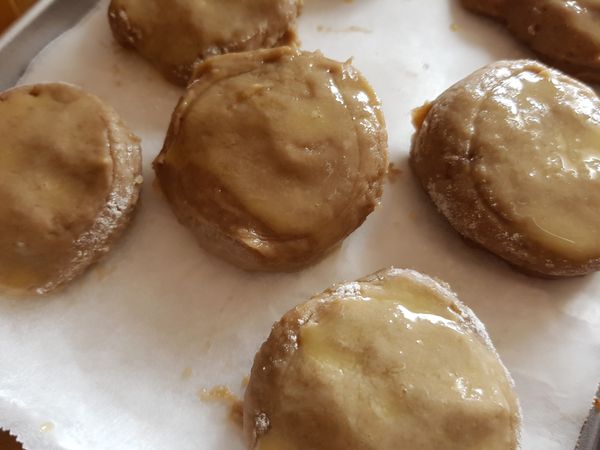 將烤箱先以攝氏180度預熱10分鐘。並於分割好的麵糰刷上蛋液(輔助食材)，以攝氏180度烘烤15~20分鐘，依各家烤箱調整。