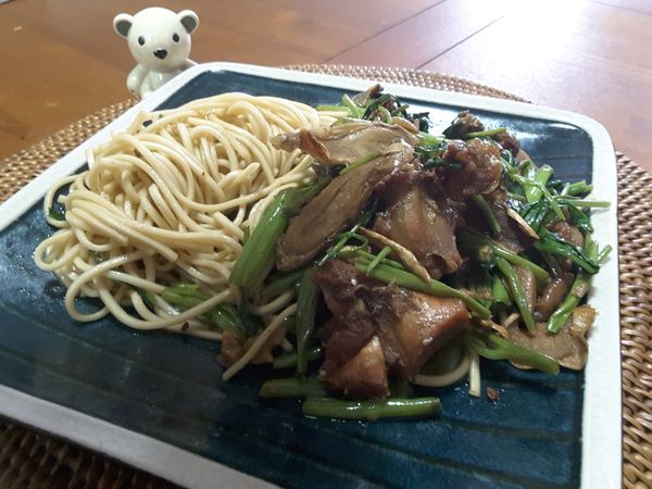 中間忘記拍了，別生氣😤
請試著我說的步驟做做看～包準成功！
1.用半鍋水煮麵條
2.同時將炒鍋預熱後，放入過夜三杯雞和1.5碗的水，稍微拌一下，蓋上鍋蓋。
3.待熱氣起，立即放入蔬菜拌炒
4.此時麵條約7～8分熟，帶點硬度，瀝乾，放入炒鍋
5. 輕鬆拌炒所有材料，如果，過乾，再加點水