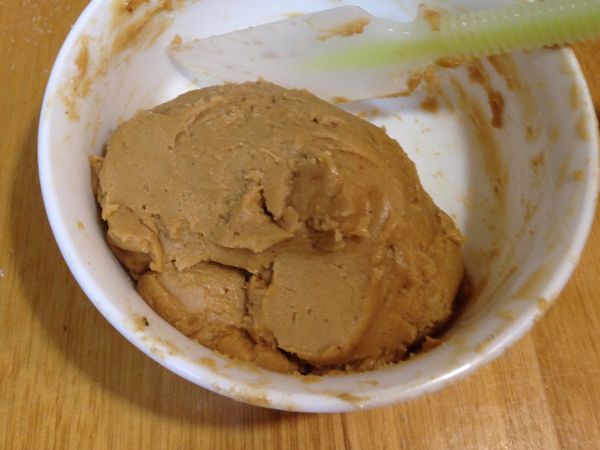 ●麵粉過篩後，分兩次加入後拌成無粉粒的麵糰。