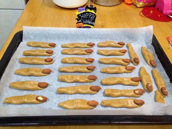 ●麵團分成，每10g為一個。
●開始製作手指囉~先搓成長條後，兩隻手指比ya壓下去。