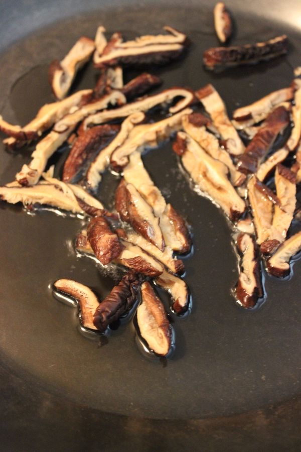 鍋中下一大匙油與一小匙鹽放入香菇爆香~取出備用*因麻油發煙點較低,為了健康與味覺~所以爆香香菇薑片的動作利用的是植物油(我使用玄米油)~之後在加入麻油拌炒均勻