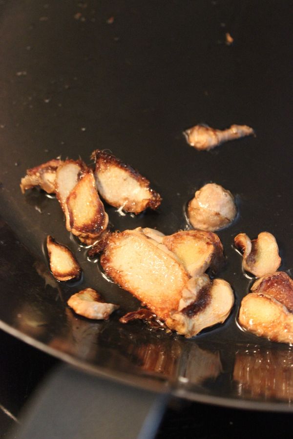 原鍋下薑片爆至薑片微乾邊緣捲起~留在鍋中