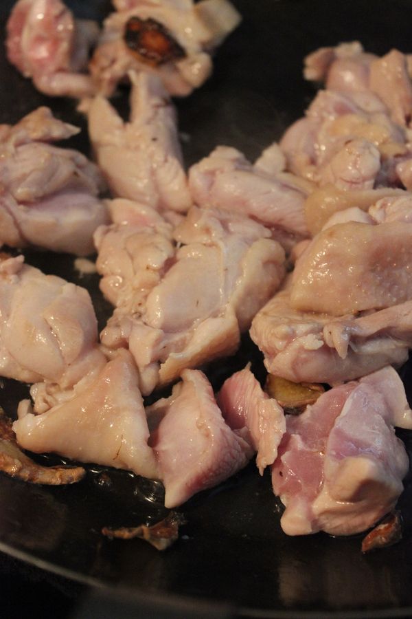 放入雞肉炒至表面變白