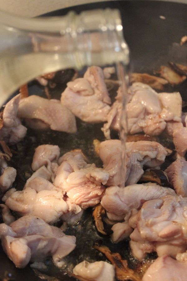 加入50cc米酒~炒香~讓酒煮沸騰香氣釋出