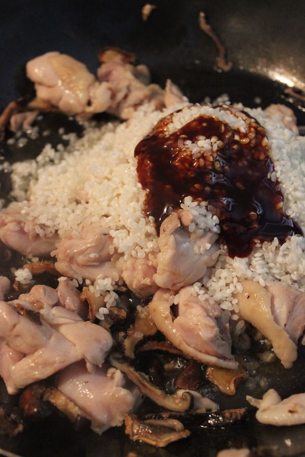 放入洗淨瀝乾水分的白米與醬油膏~炒至食材全部上色