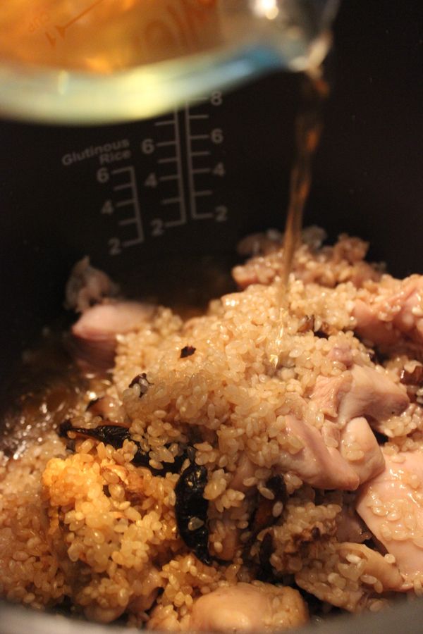 加入水(這次放入香菇水)~入電鍋~煮至電鍋跳起