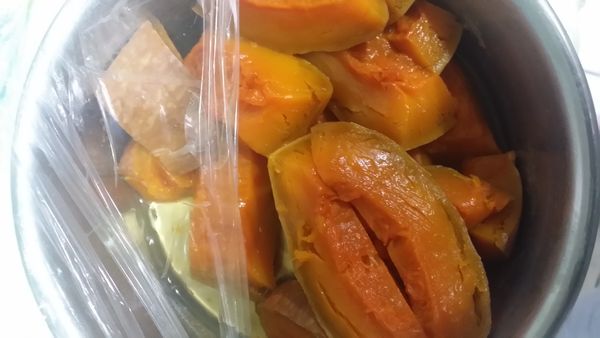 先將南瓜蒸熟，放涼，壓成泥，備用