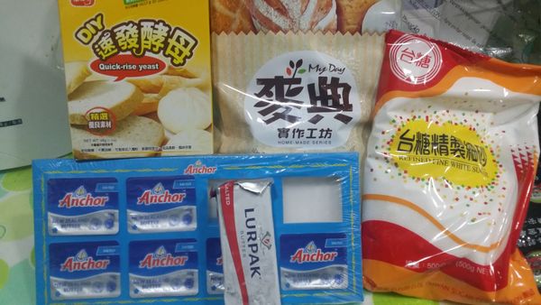 準備一個塑膠袋(大一點)(2斤)，將麵粉，糖，鹽，酵母粉，鮮奶，南瓜泥放入，揉成團狀，沒有顆粒，再將微融化的奶油放入，一起搓揉約15-20分鍾