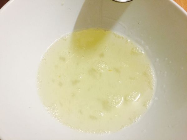 融化後加入熱水攪拌均勻，待用