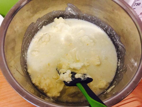 起司糊內容：乳酪起司、糖、鮮奶油、牛奶、檸檬汁，攪拌均勻