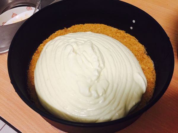 把起司糊倒在冷凍的餅乾底上面，冷藏一晚