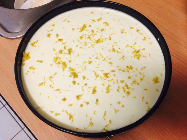 要吃之前在蛋糕上面撒上檸檬皮，就可以開吃了！