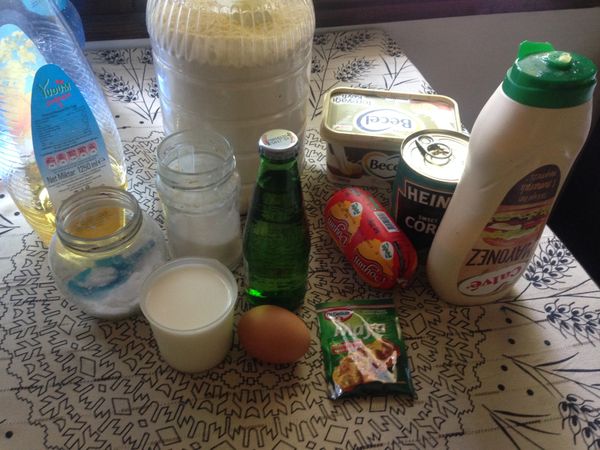 材料如圖，用麵包機做麵團的方法，請參考小撇步裡的另一個食譜的做法，把所有麵團的材料都放進麵包機裡，選擇發麵功能，大約一個小時就會有一個發好的麵團。這個麵團的食譜其實是一個土耳其朋友的食譜，所以材料裡面會有蘇打氣泡水，因為材料簡單比例容易記，而且發的特別好，所以我幾乎現在做麵包都以這個為基本麵團材料。